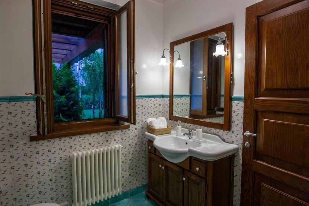 Spaziosa Villa Con Piscina E Giardino, Polignano A Mare Exterior foto